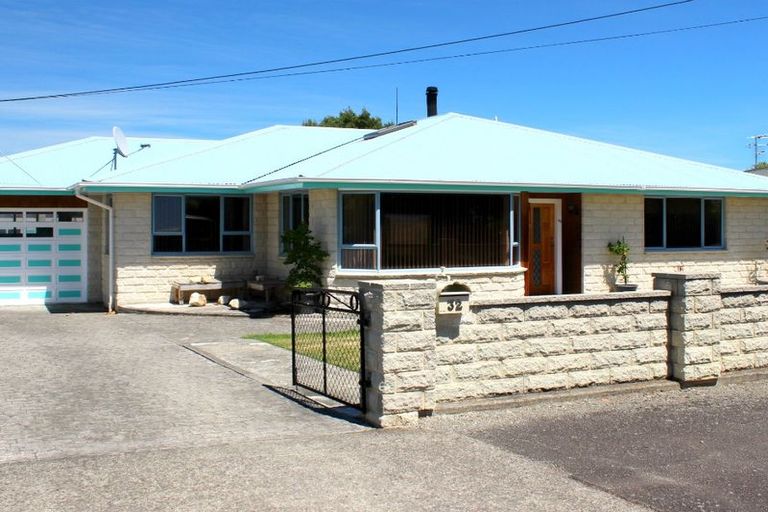 Photo of property in 32 Richmond Road, Carterton, 5713