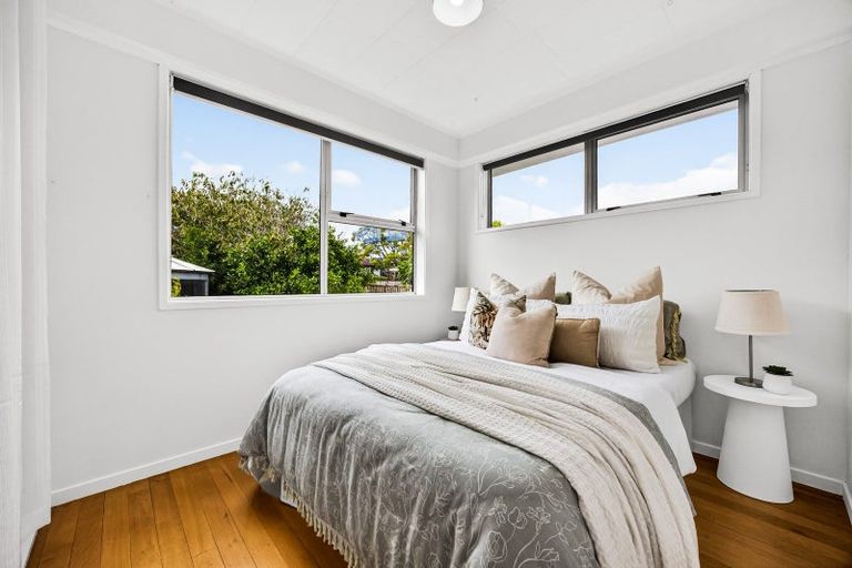 Photo of property in 70 Kiwi Esplanade, Mangere Bridge, Auckland, 2022