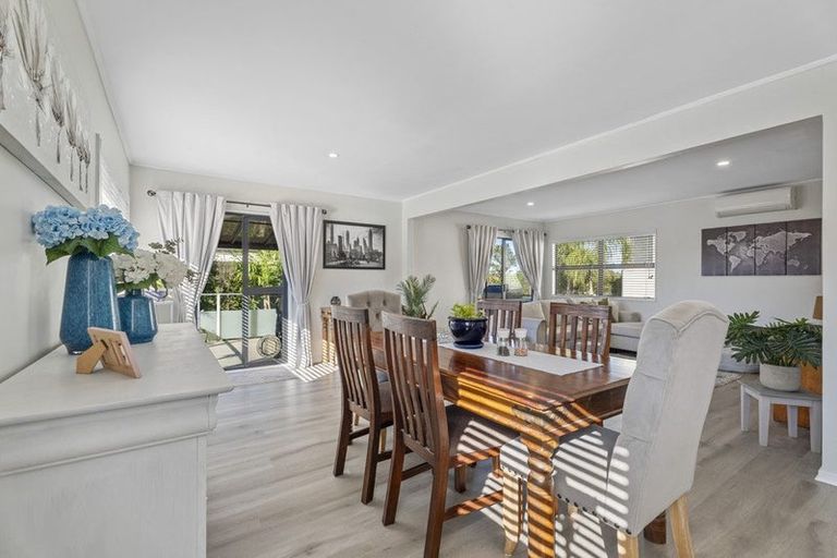 Photo of property in 27 Pohutukawa Avenue, Shelly Park, Auckland, 2014