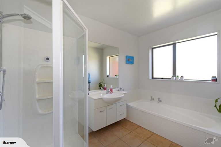 Photo of property in 4 Gwen Place, Redwood, Christchurch, 8051