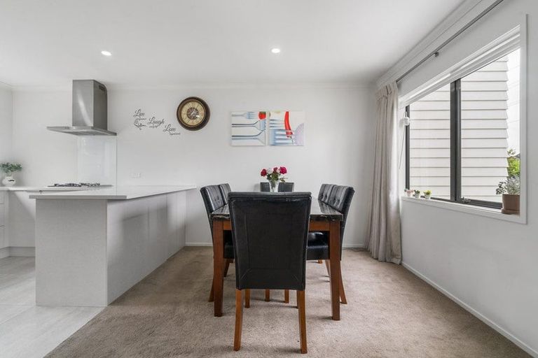 Photo of property in 15 Biplane Street, Takanini, 2112