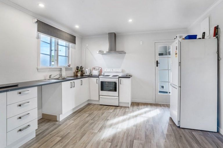 Photo of property in 12 Mccaughan Street, Browns, Winton, 9781