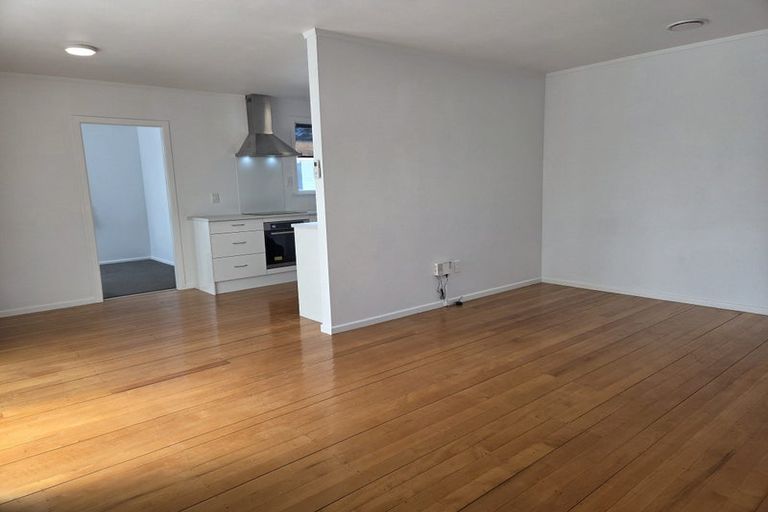 Photo of property in 32 Roberts Road, Te Atatu South, Auckland, 0610