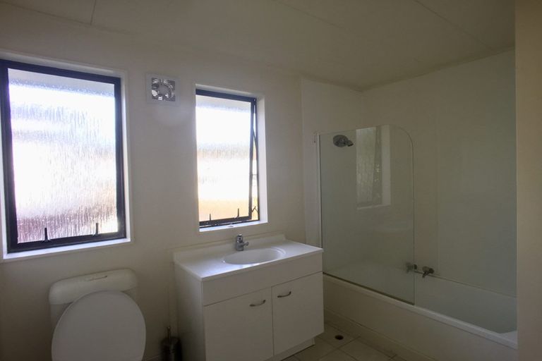 Photo of property in 60 Lavelle Road, Henderson, Auckland, 0612