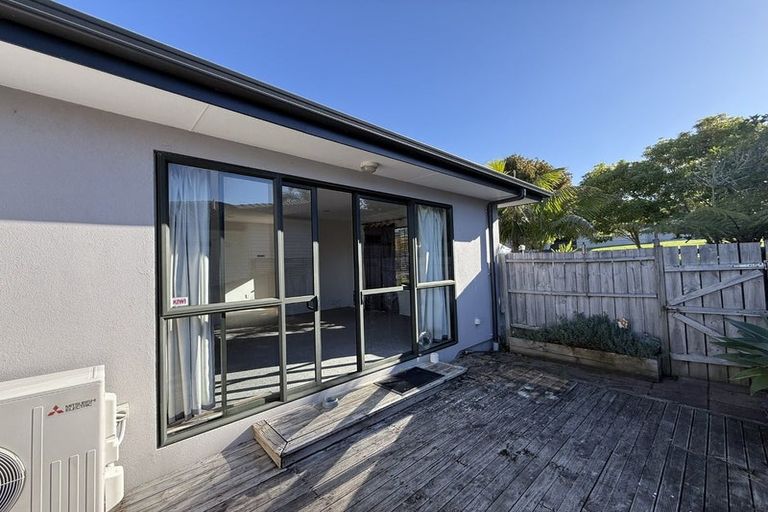 Photo of property in 11 Trotting Terrace, Fairview Heights, Auckland, 0632