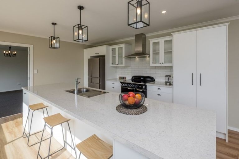 Photo of property in 88 Pohutukawa Drive, Levin, 5571