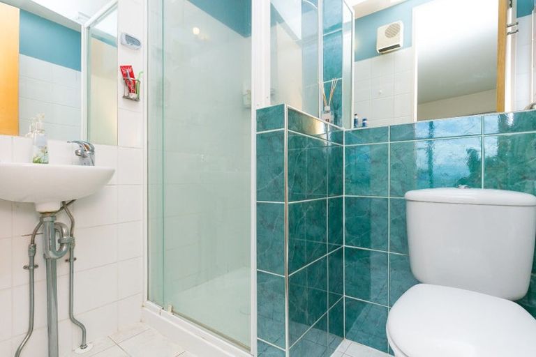 Photo of property in Endeavour Apartments, 2/125 Thorndon Quay, Pipitea, Wellington, 6011