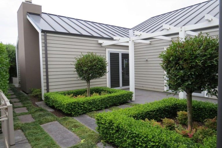 Photo of property in 1 Gleneagles Way, Waiwhakaiho, New Plymouth, 4312