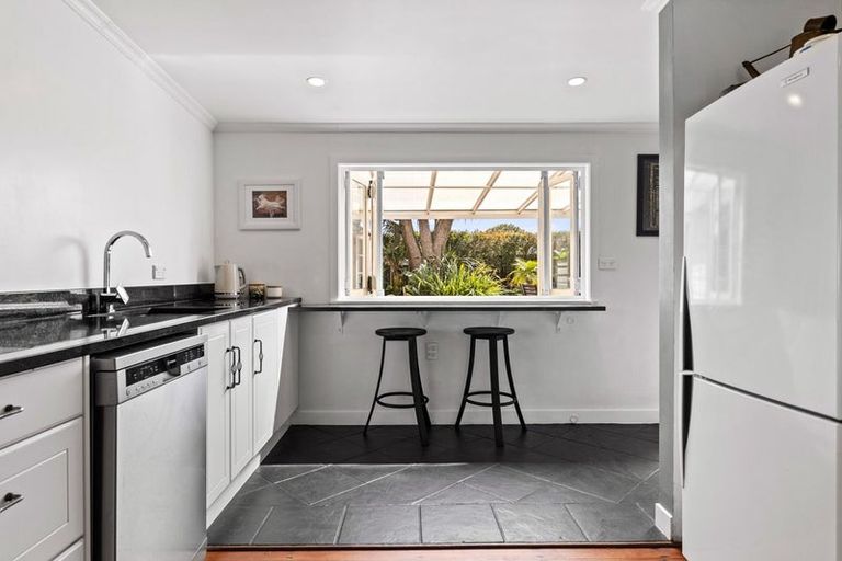 Photo of property in 18 David Street, Westown, New Plymouth, 4310