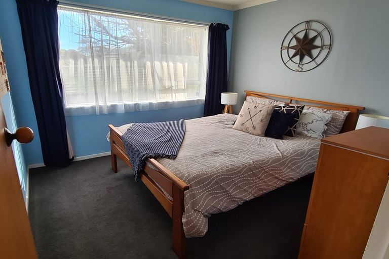 Photo of property in 35 Rhodes Drive, Kelvin Grove, Palmerston North, 4414