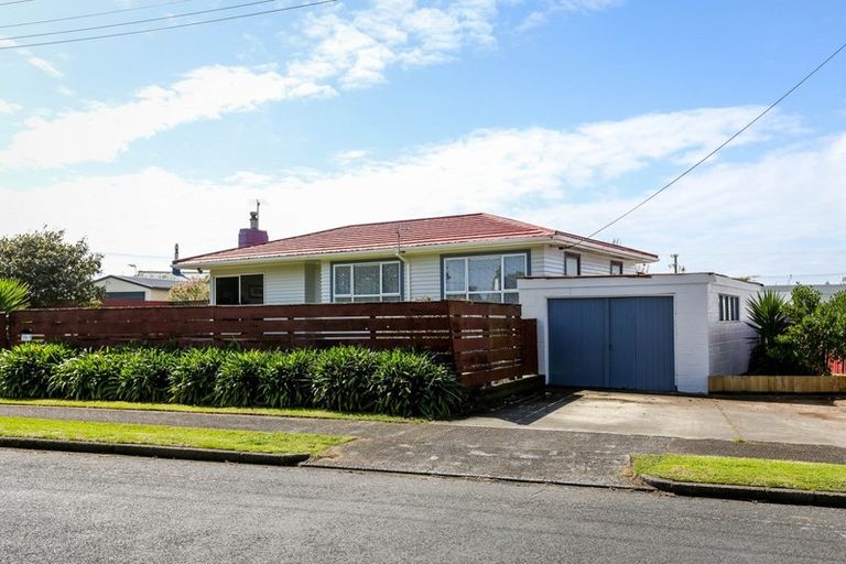 Photo of property in 136 Broadway, Waitara, 4320