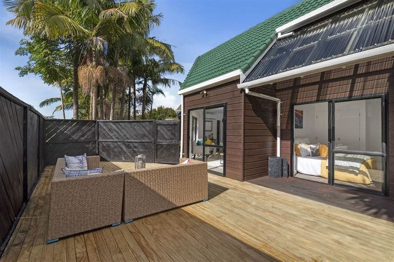 Photo of property in 2 Stitchbird Close, Murrays Bay, Auckland, 0630