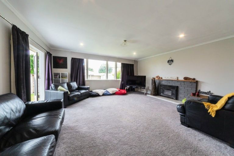 Photo of property in 2 Tararua Terrace, Cloverlea, Palmerston North, 4412
