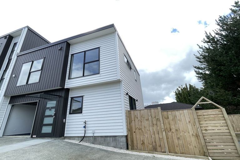 Photo of property in 8/105 Hobsonville Road, West Harbour, Auckland, 0618