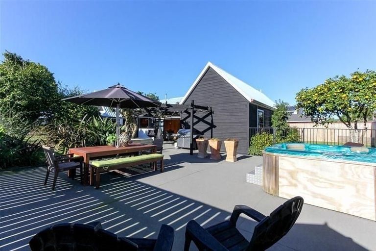Photo of property in 51 Heta Road, Highlands Park, New Plymouth, 4312