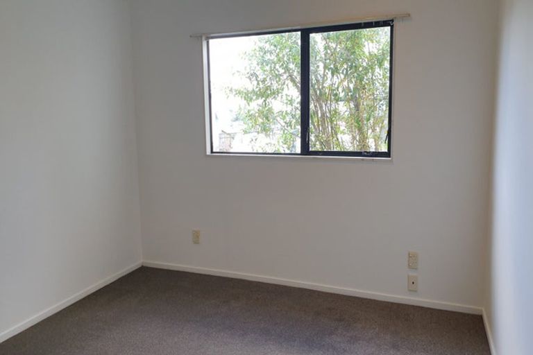 Photo of property in 30 Highgrove Lane, Totara Vale, Auckland, 0632