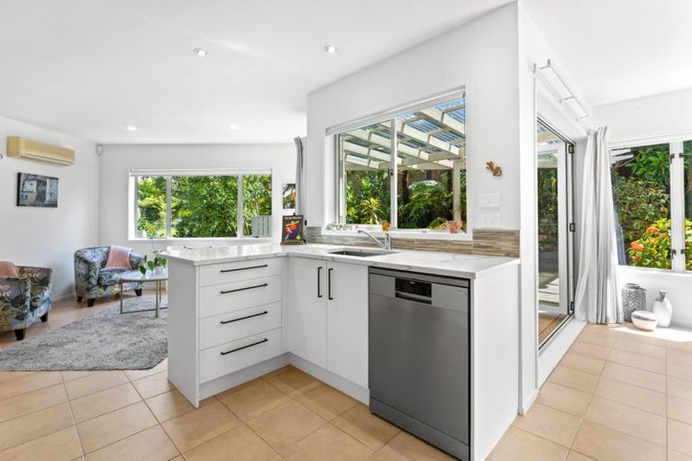 Photo of property in 10a Scarboro Terrace, Murrays Bay, Auckland, 0630