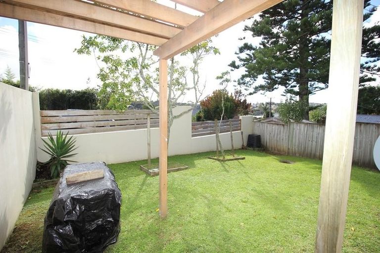 Photo of property in 2/57 Gladstone Road, Northcote, Auckland, 0627
