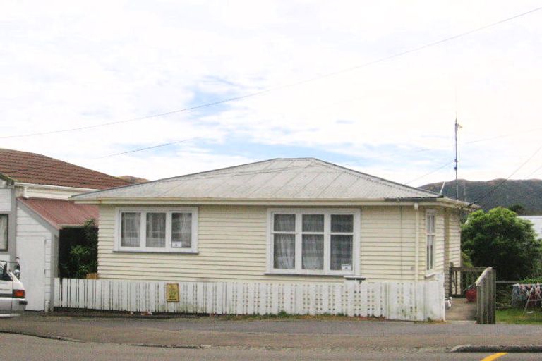 Photo of property in 87 Northland Road, Northland, Wellington, 6012