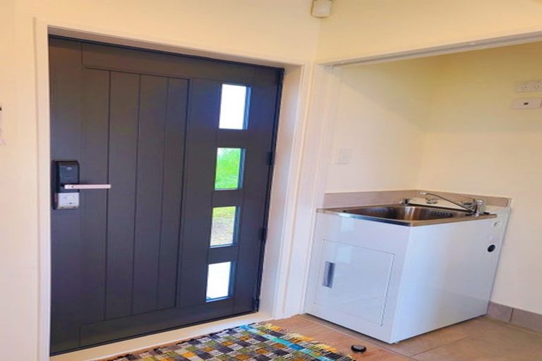 Photo of property in 36 Barbados Drive, Unsworth Heights, Auckland, 0632