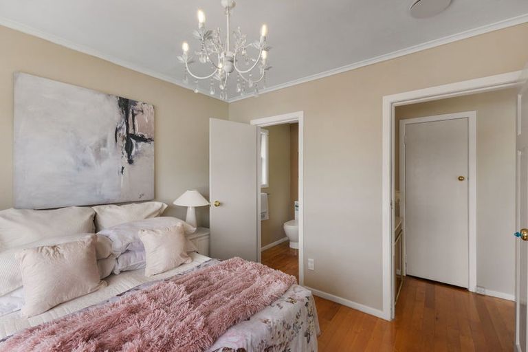 Photo of property in 1/27 Peach Road, Glenfield, Auckland, 0629