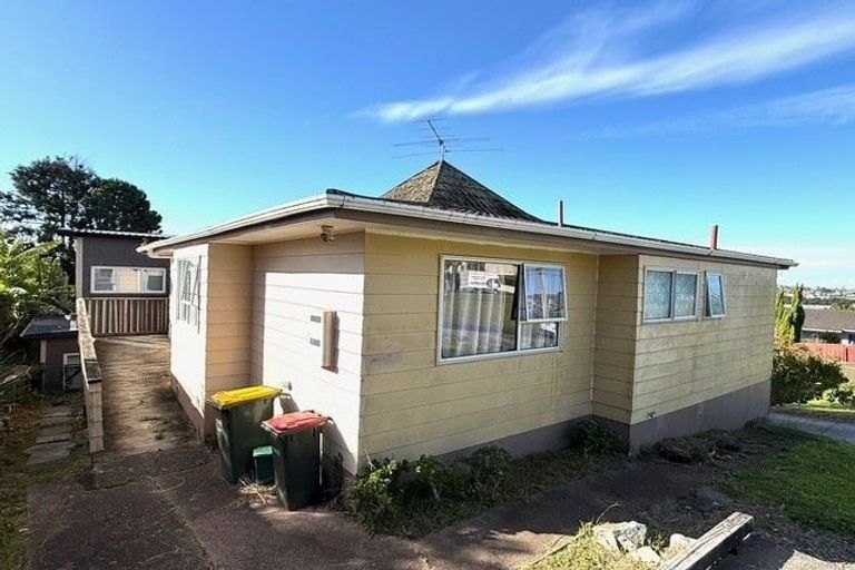 Photo of property in 261 Wairau Road, Totara Vale, Auckland, 0627