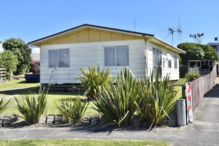 Photo of property in 16 Colenso Place, Otaki Beach, Otaki, 5512