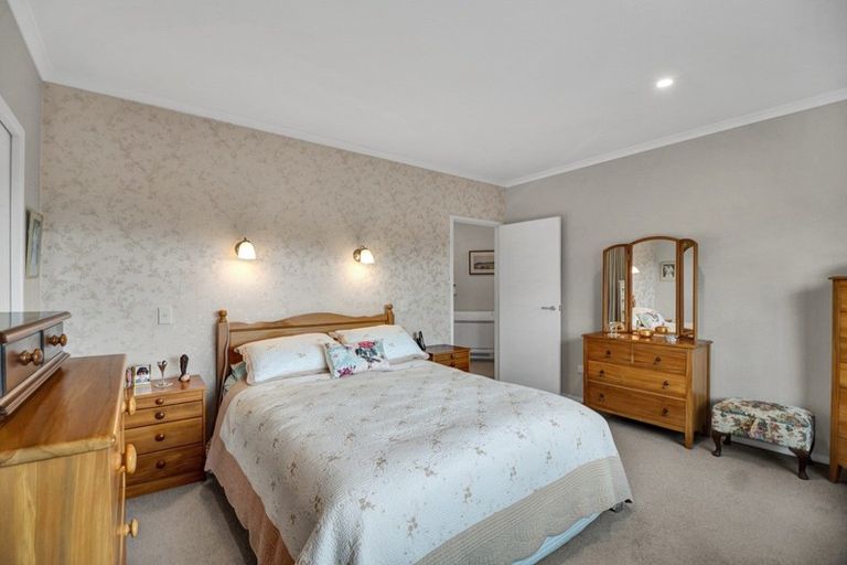 Photo of property in 2 Manurau Crescent, Merrilands, New Plymouth, 4312