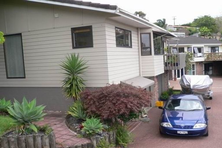 Photo of property in 1/4 Pine Hill Crescent, Browns Bay, Auckland, 0630