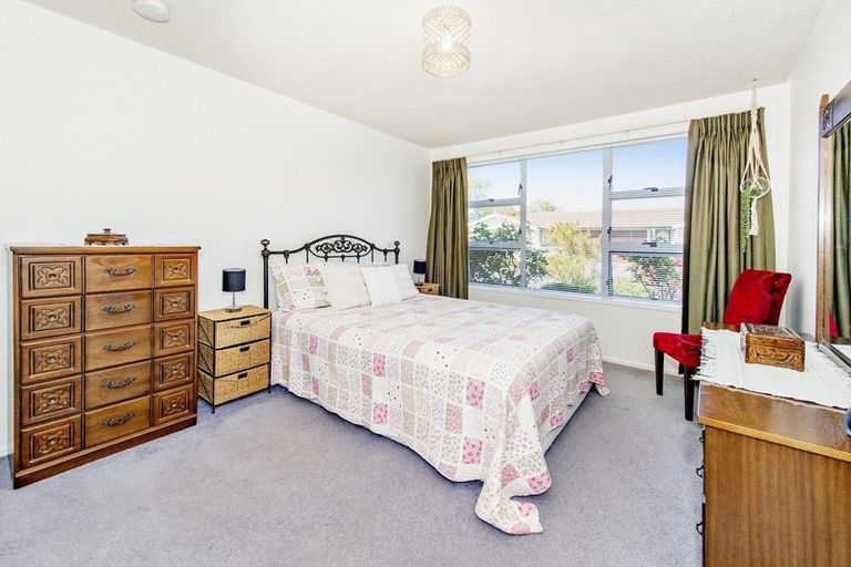 Photo of property in 1a Calbreath Place, Russley, Christchurch, 8042
