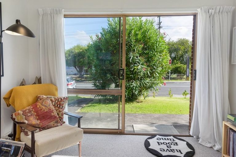 Photo of property in 1/2 Vodanovich Road, Te Atatu South, Auckland, 0610