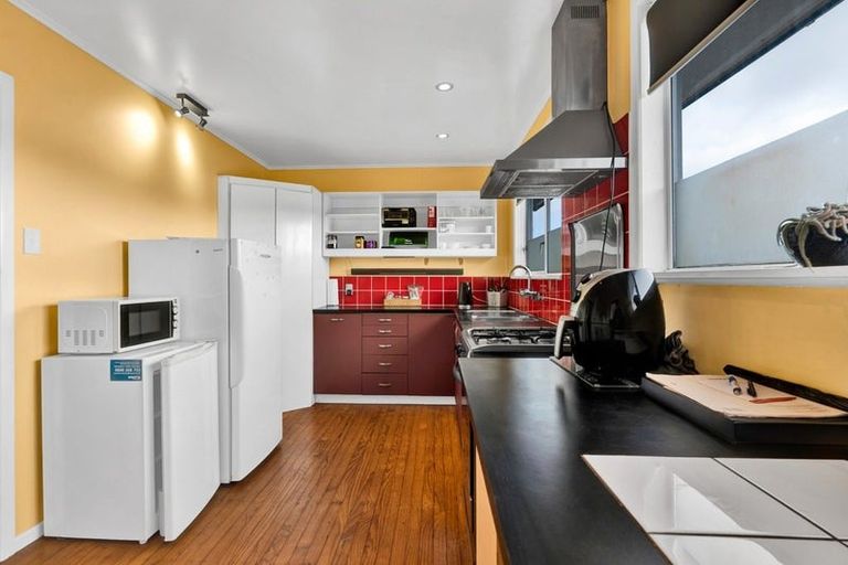 Photo of property in 34 Endeavour Street, Marfell, New Plymouth, 4310