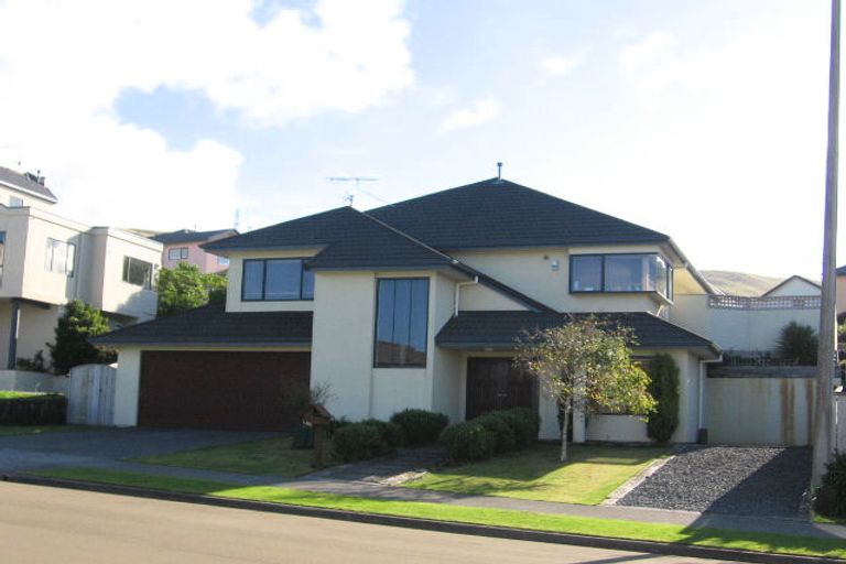 Photo of property in 130 Westchester Drive, Churton Park, Wellington, 6037