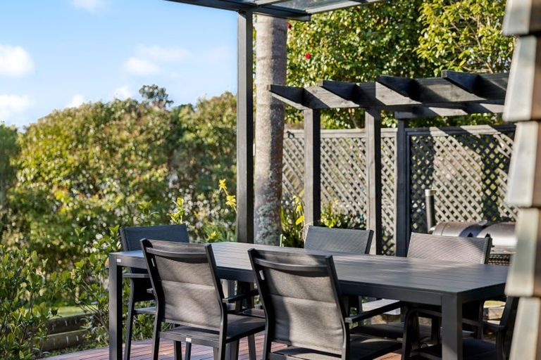 Photo of property in 16 Almond Grove, Greenhithe, Auckland, 0632