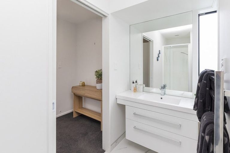 Photo of property in 2/11 Belleview Terrace, Mount Pleasant, Christchurch, 8081