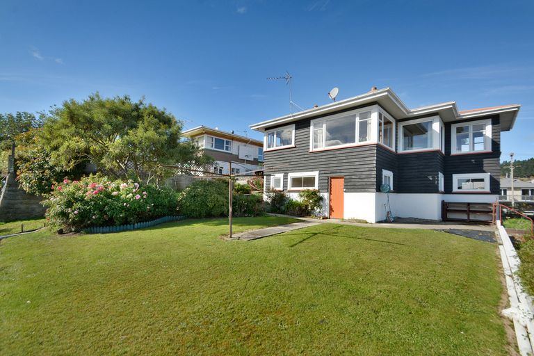 Photo of property in 2 Brooklyn Street, Green Island, Dunedin, 9018