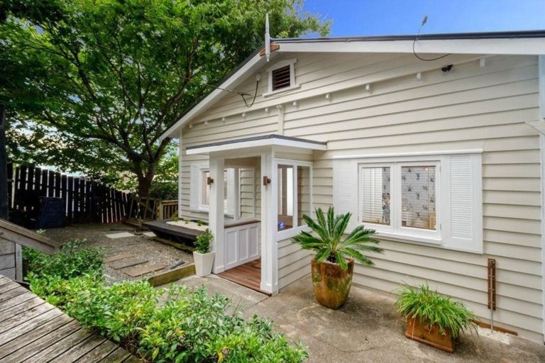 Photo of property in 26 Sunnyside Road, Sunnyvale, Auckland, 0612