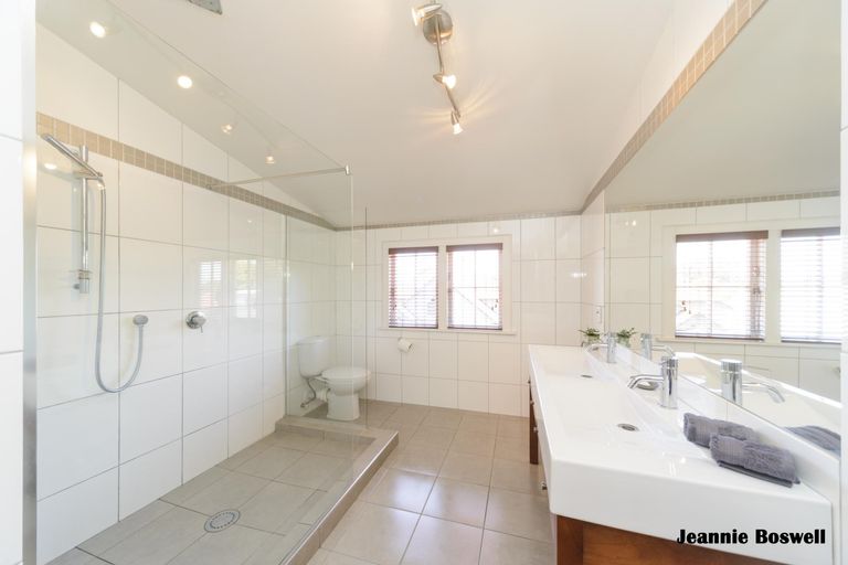 Photo of property in 220 Victoria Avenue, Hokowhitu, Palmerston North, 4410