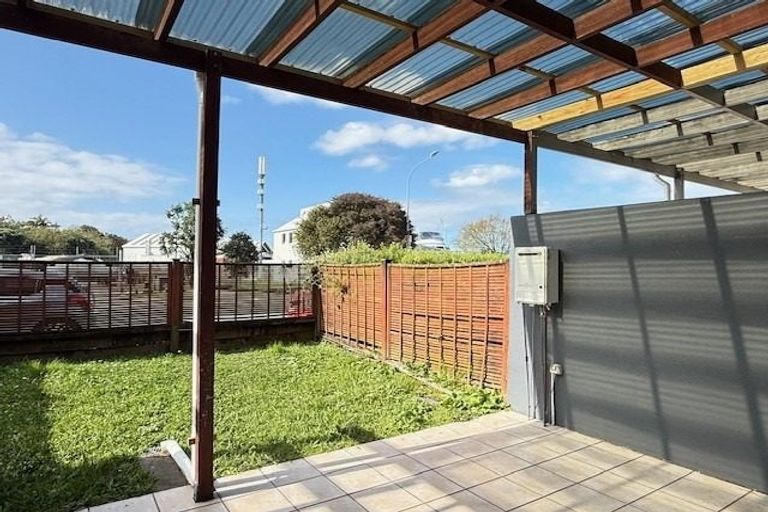 Photo of property in 9b Clearwater Cove, West Harbour, Auckland, 0618