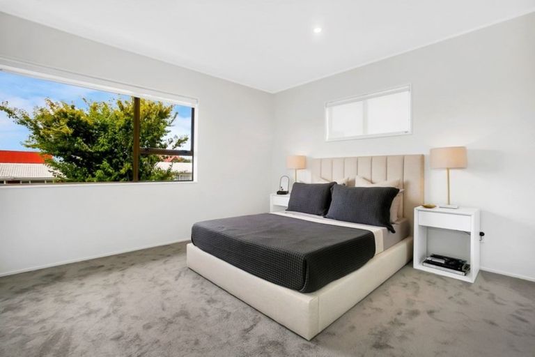 Photo of property in 2/17 Oliver Street, Point Chevalier, Auckland, 1022
