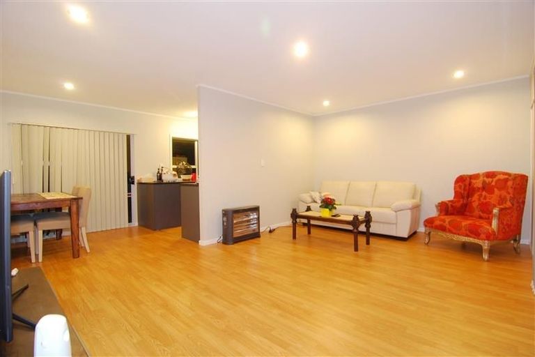 Photo of property in 2/147 Chivalry Road, Glenfield, Auckland, 0629