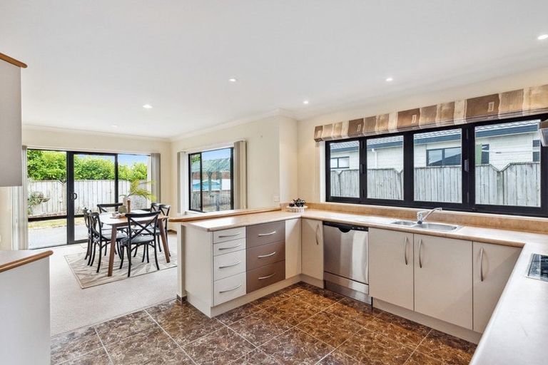 Photo of property in 26 Quadrant Heights, Paraparaumu, 5032