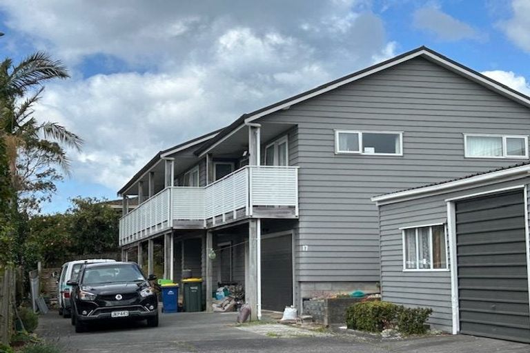 Photo of property in 17 Rothesay Bay Road, Rothesay Bay, Auckland, 0630
