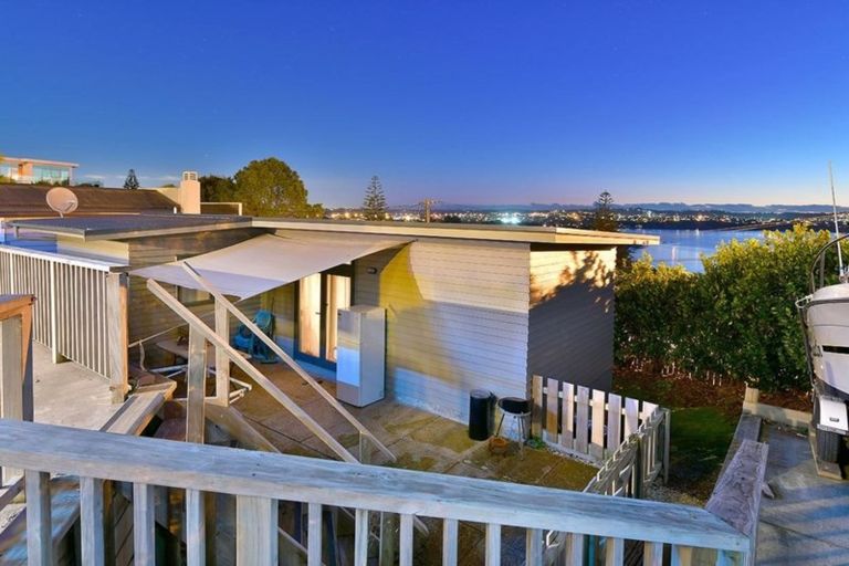 Photo of property in 3 Roberts Road, Tindalls Beach, Whangaparaoa, 0930