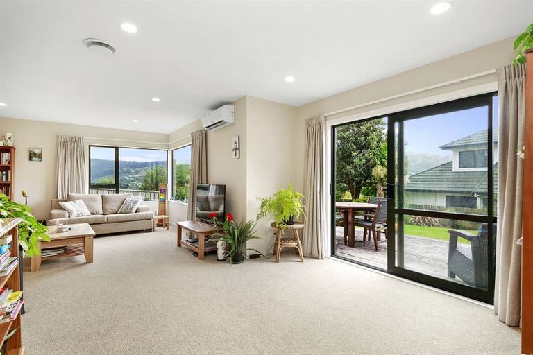 Photo of property in 2 Pikitanga Close, Tawa, Wellington, 5028
