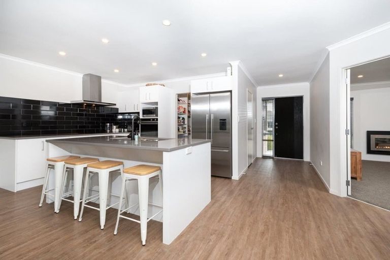 Photo of property in 17 Eric Farley Drive, Kumeu, 0810