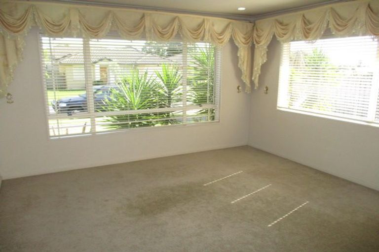 Photo of property in 12 Ballydonegan Rise, East Tamaki, Auckland, 2013