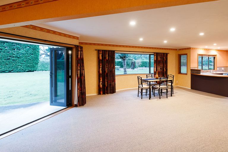 Photo of property in 46 Turitea Road, Fitzherbert, Palmerston North, 4472