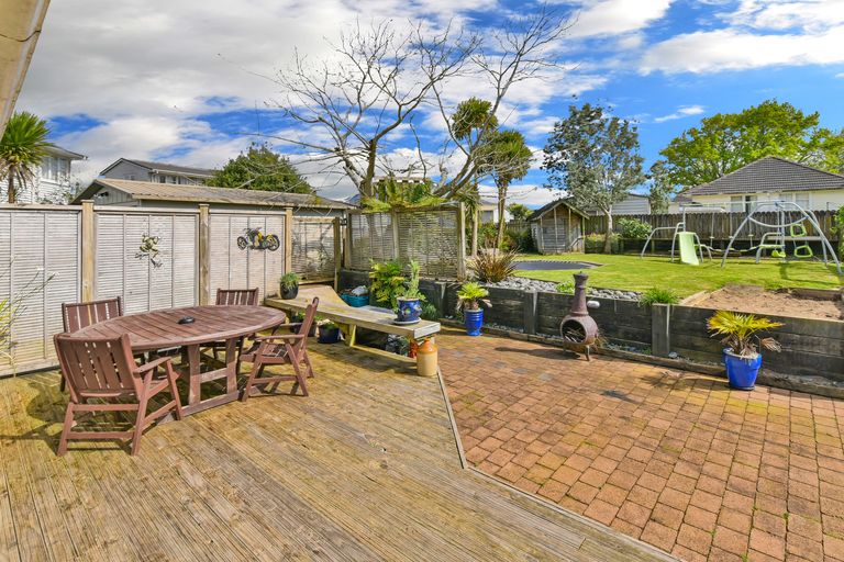 Photo of property in 76 Arimu Road, Papakura, 2110