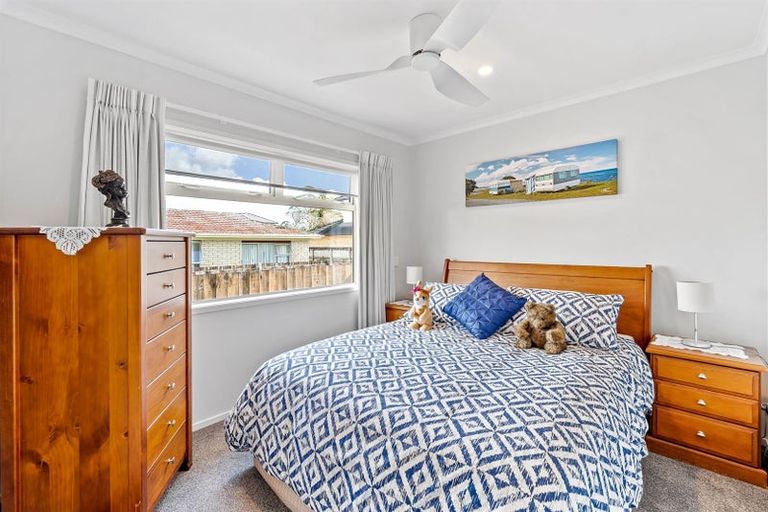 Photo of property in 1 Waitaha Close, Orewa, 0931